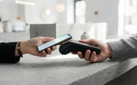 QR-код против банковских карт: чем выгоднее расплачиваться на кассе сегодня и какие изменения нас ждут в будущем?