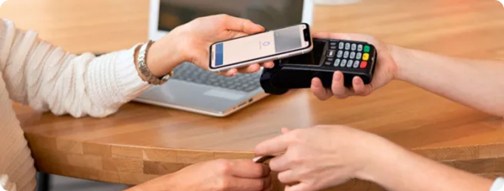 QR-код против банковских карт: чем выгоднее расплачиваться на кассе сегодня и какие изменения нас ждут в будущем?